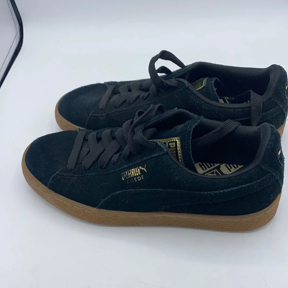 Black puma sneakers